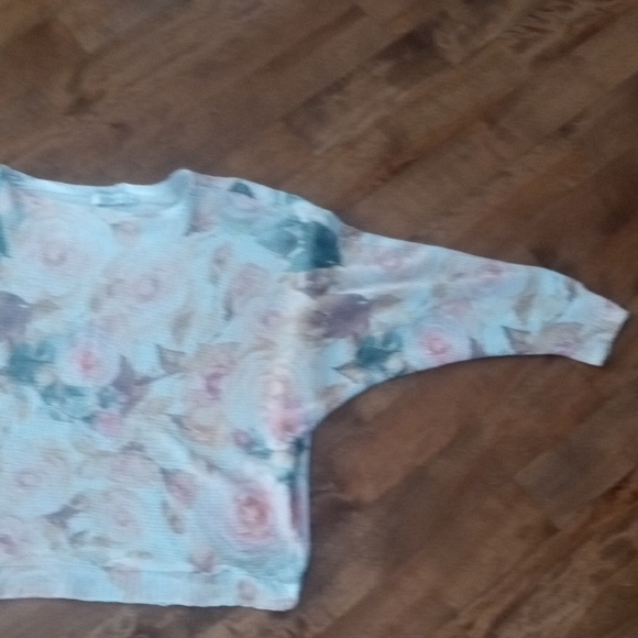 Chic Rose Patterned Sweater - Picture 10 of 14